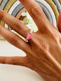 Anello elastico in argento 925 composto da perla colorata e piccole perle bianche. Dettaglio perla rosa