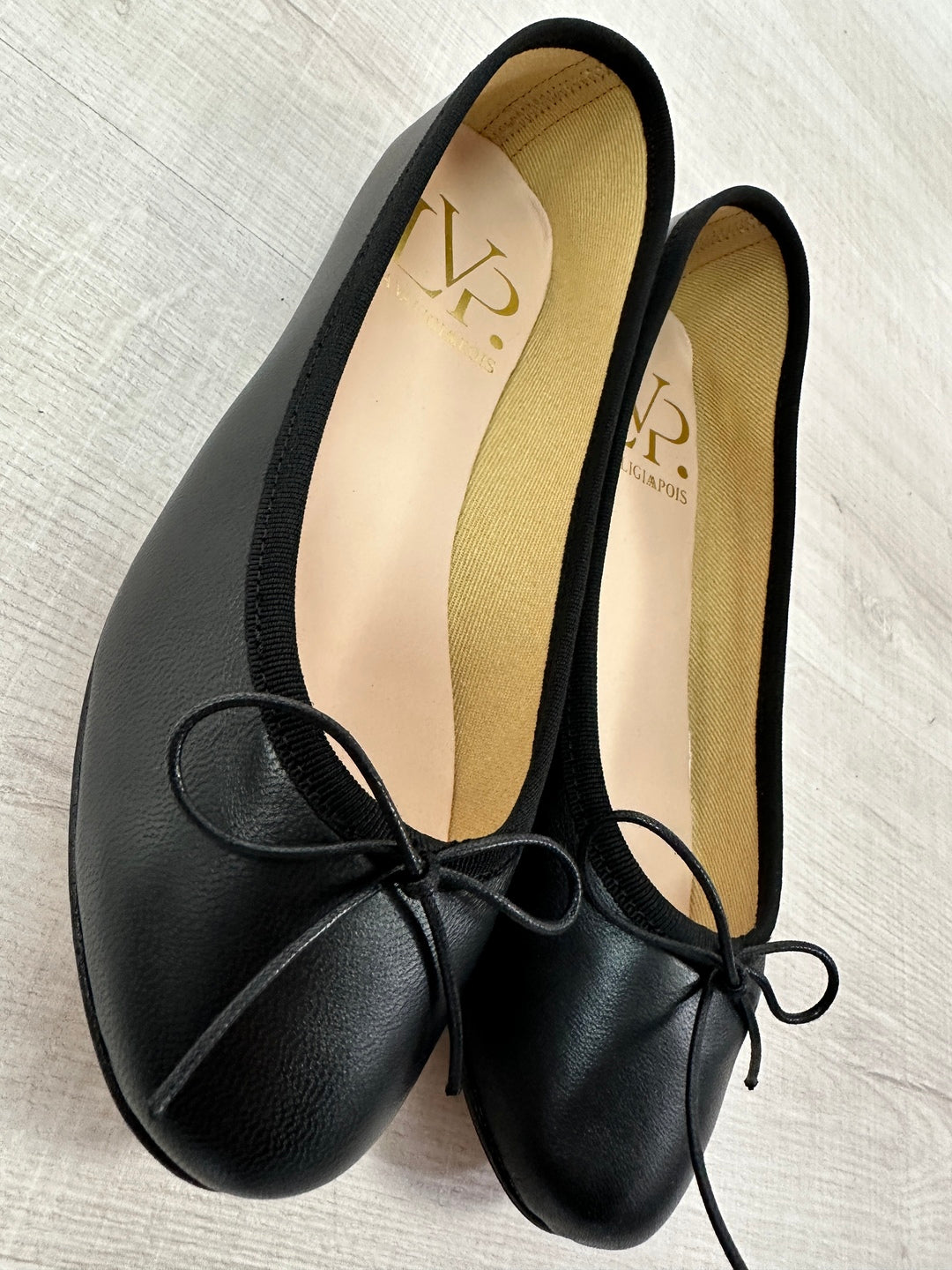 Ballerine in nappa, con laccetto fiocchetto. Artigianali e  Made in Italy. Numeri Disponibili dal 36 al 42. Calzata Regolare