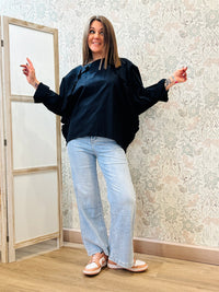 Blusa leggera con dettaglio volant ai lati, sia avanti che dietro. Blusa over.