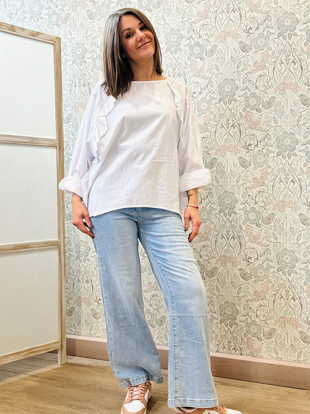 Blusa bianca leggera con dettaglio volant ai lati, sia avanti che dietro. Blusa over.