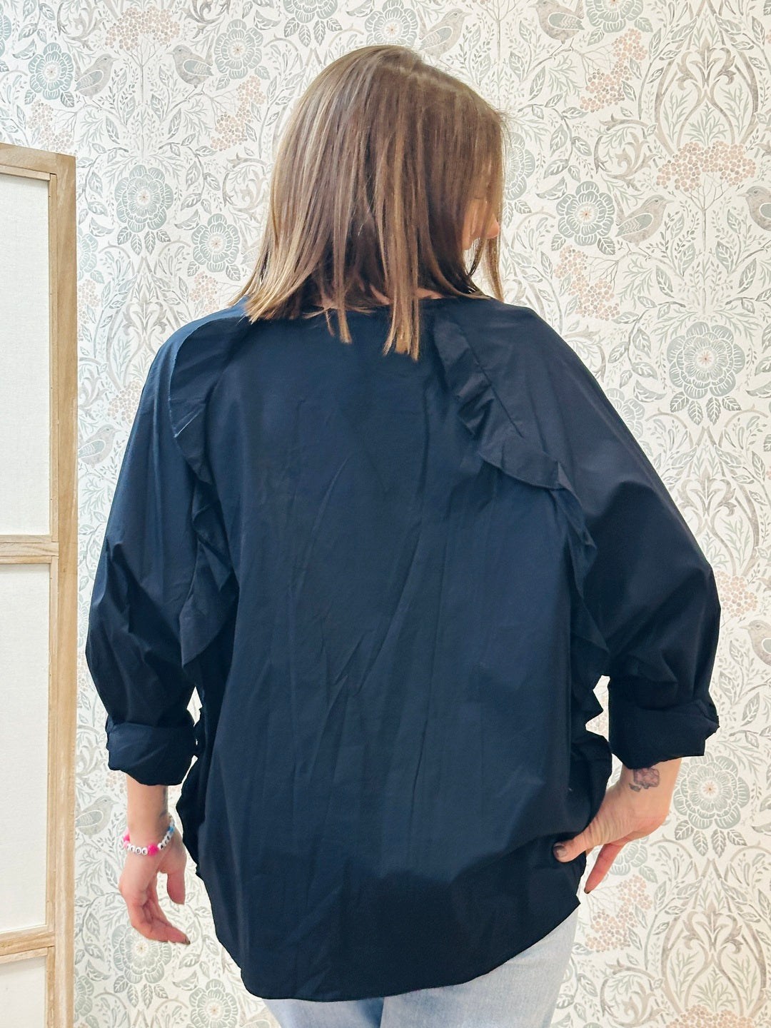 Blusa blu leggera con dettaglio volant ai lati, sia avanti che dietro. Blusa over.