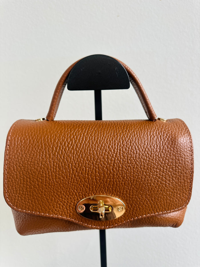 Borsa 100% pelle fiorentina. Borsa a bauletto con manico a mano, tracolla regolabile e tasca interna. Chiusura esterna con gancio dorato. MISURE : 14cm X 18cm