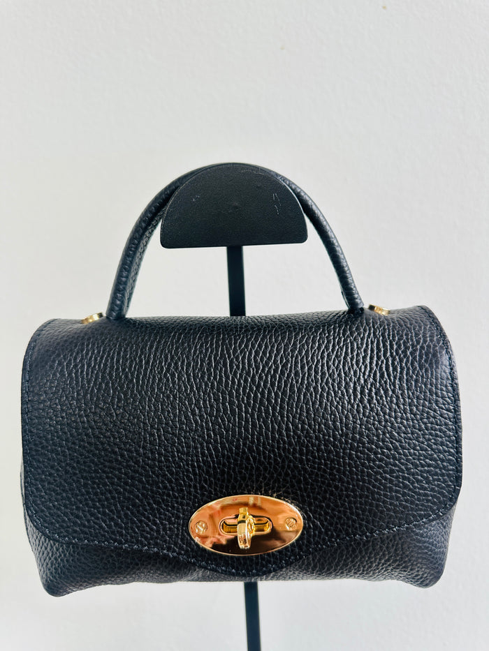 Borsa 100% pelle fiorentina. Borsa a bauletto con manico a mano, tracolla regolabile e tasca interna. Chiusura esterna con gancio dorato. MISURE : 14cm X 18cm