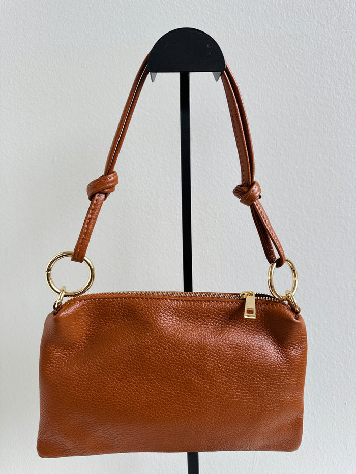 Borsa 100% pelle fiorentina. Borsa rettangolare con manico a spalla, tracolla interna regolabile e tasca interna. Accessori Artigianali. MISURE: 16 cm X 25,5 cm