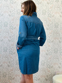 Chemisier corto in denim con manica lunga. Dettaglio cintura in vita, tasche laterali e sul petto.