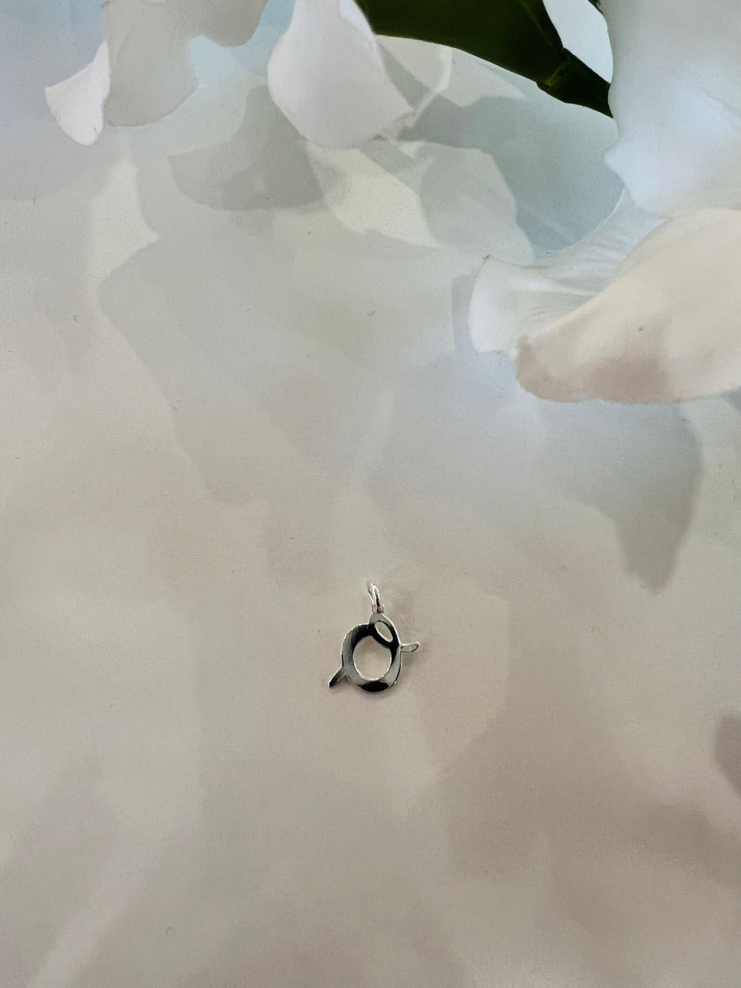 Ciondolo con lettera O in corsivo in Argento 925.