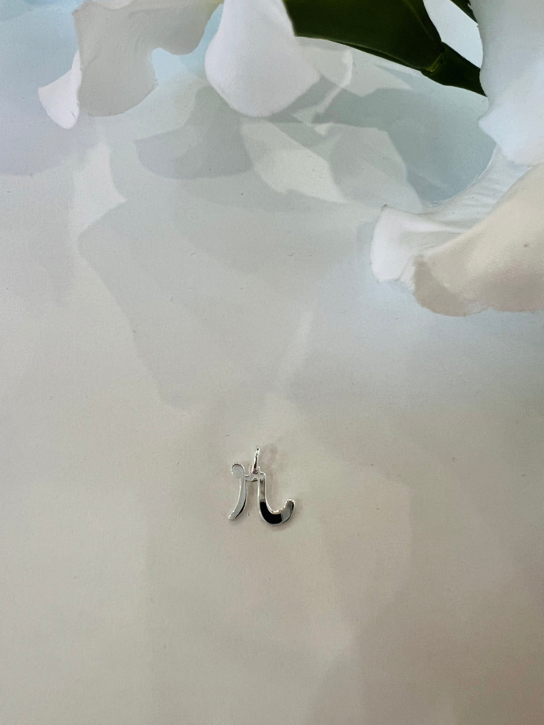 Ciondolo con lettera R in corsivo in Argento 925.