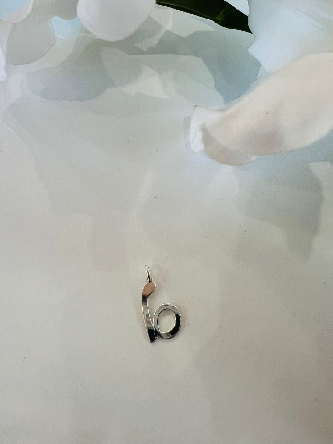 Ciondolo in Argento 925 con lettera B in corsivo.