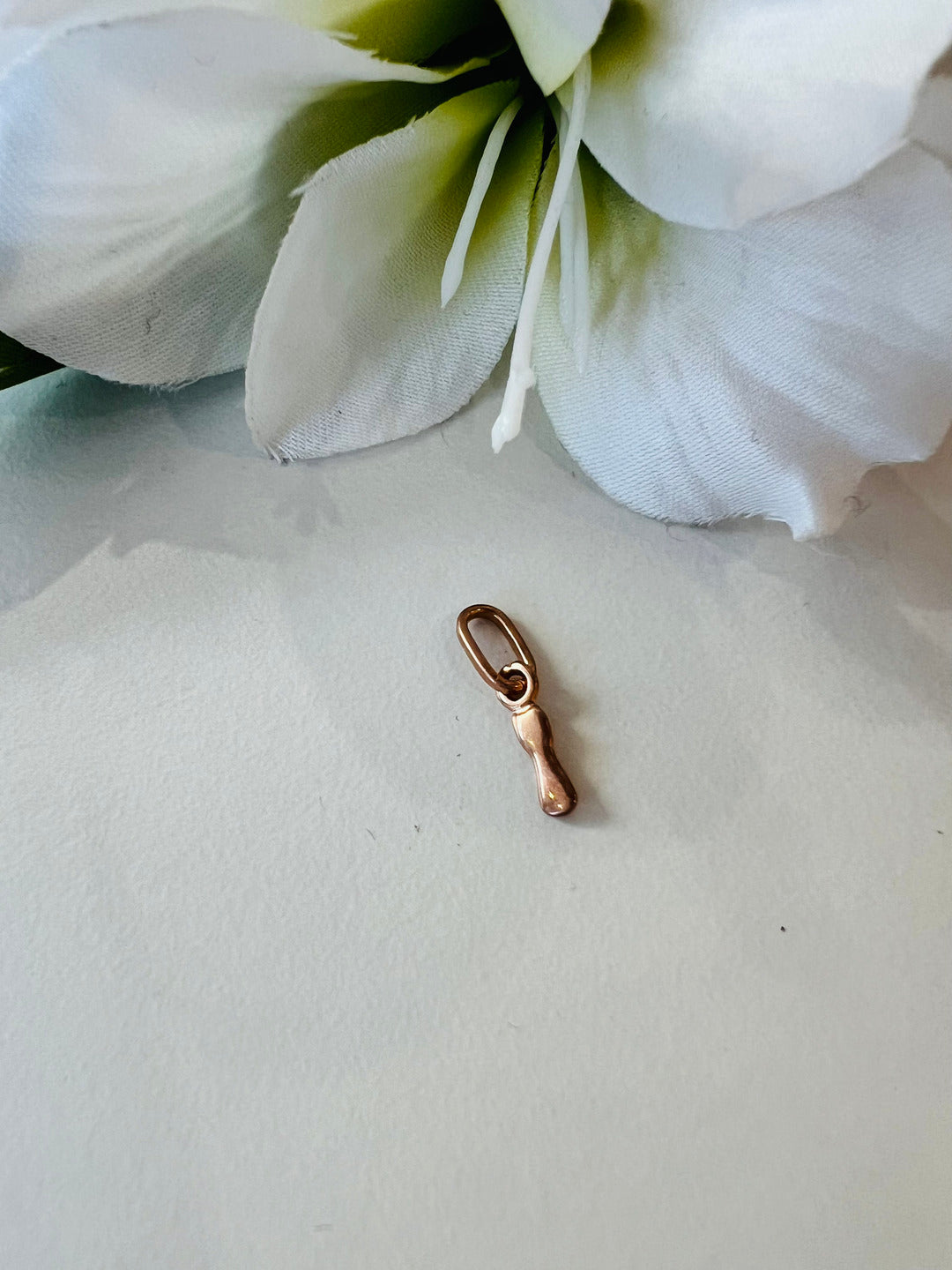Ciondolo con lettera I in grassetto. Argento 925 bagnato in oro rosa.