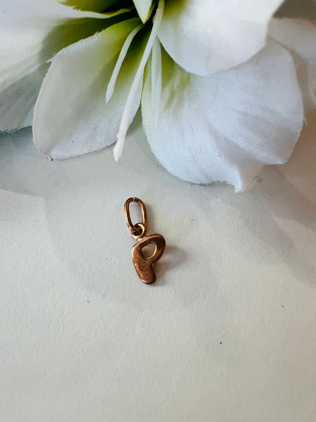 Ciondolo con lettera P in grassetto. Argento 925 bagnato nell'oro rosa.