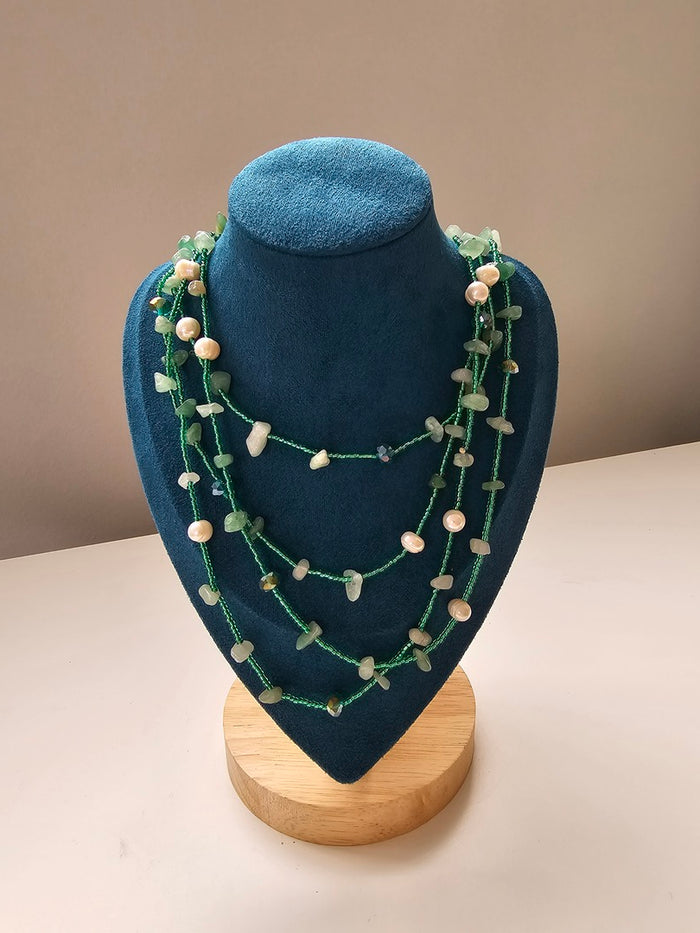 Collana lunga con pietre di diverse grandezze.