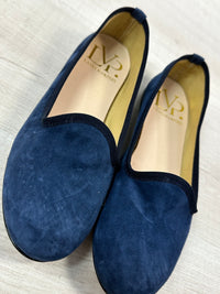 Friulane in Camoscio, con dettagli blu scuro. Artigianali e Made in Italy.