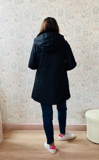 Giubbotto nero lungo 3 in 1 con strato in eco pelliccia. Chiusura zip e tasche laterali con zip.