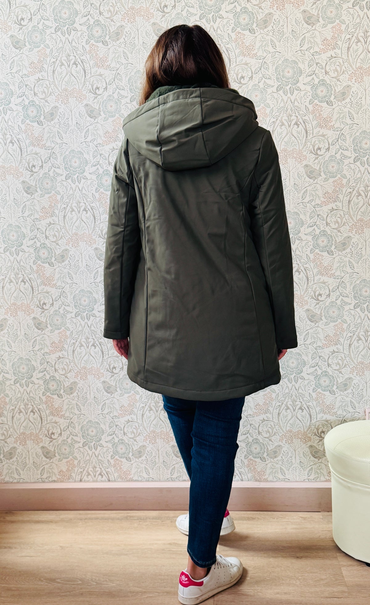 Giubbotto verde militare  lungo 3 in 1 con strato in eco pelliccia. Chiusura zip e tasche laterali con zip.