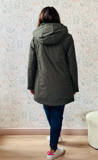 Giubbotto verde militare  lungo 3 in 1 con strato in eco pelliccia. Chiusura zip e tasche laterali con zip.