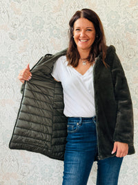 Giubbotto lungo 3 in 1 con strato in eco pelliccia. Chiusura zip e tasche laterali con zip.