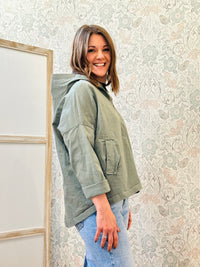 Parka leggero dotato di zip, tasconi e cappuccio.