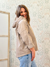 Giubbotto Parka leggero dotato di zip, tasconi e cappuccio.