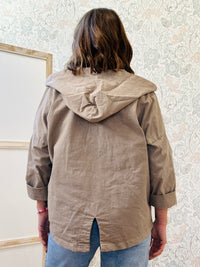 Giubbotto Parka leggero dotato di zip, tasconi e cappuccio.