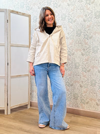 Giubbotto Parka leggero dotato di zip, tasconi e cappuccio.