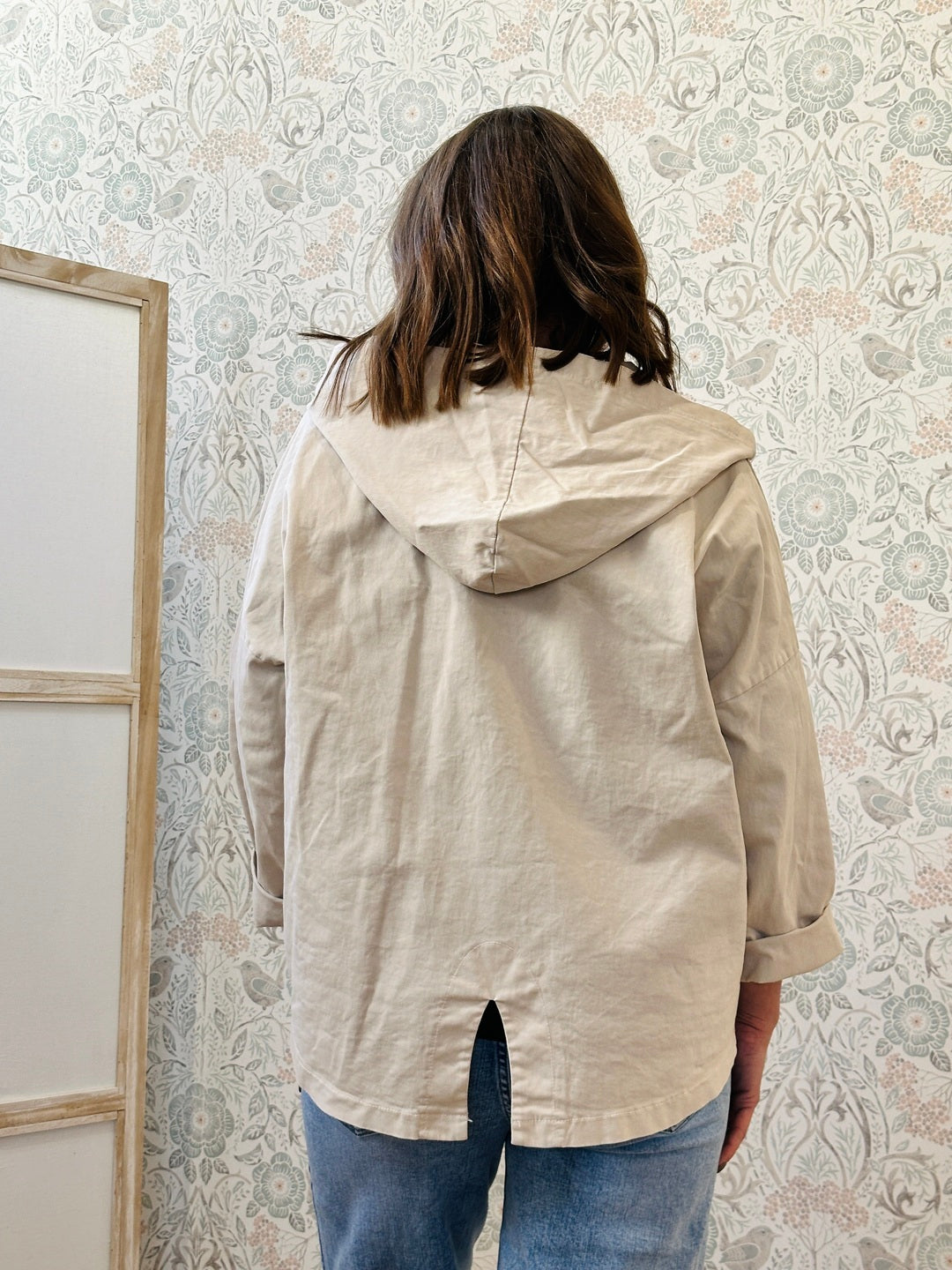 Giubbotto Parka leggero dotato di zip, tasconi e cappuccio.