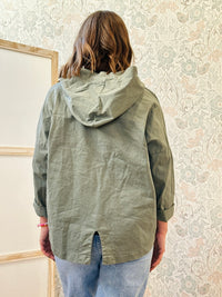 Parka leggero dotato di zip, tasconi e cappuccio.  verde militare