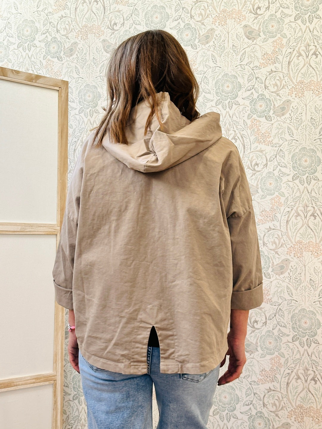 Giubbotto Parka leggero dotato di zip, tasconi e cappuccio.