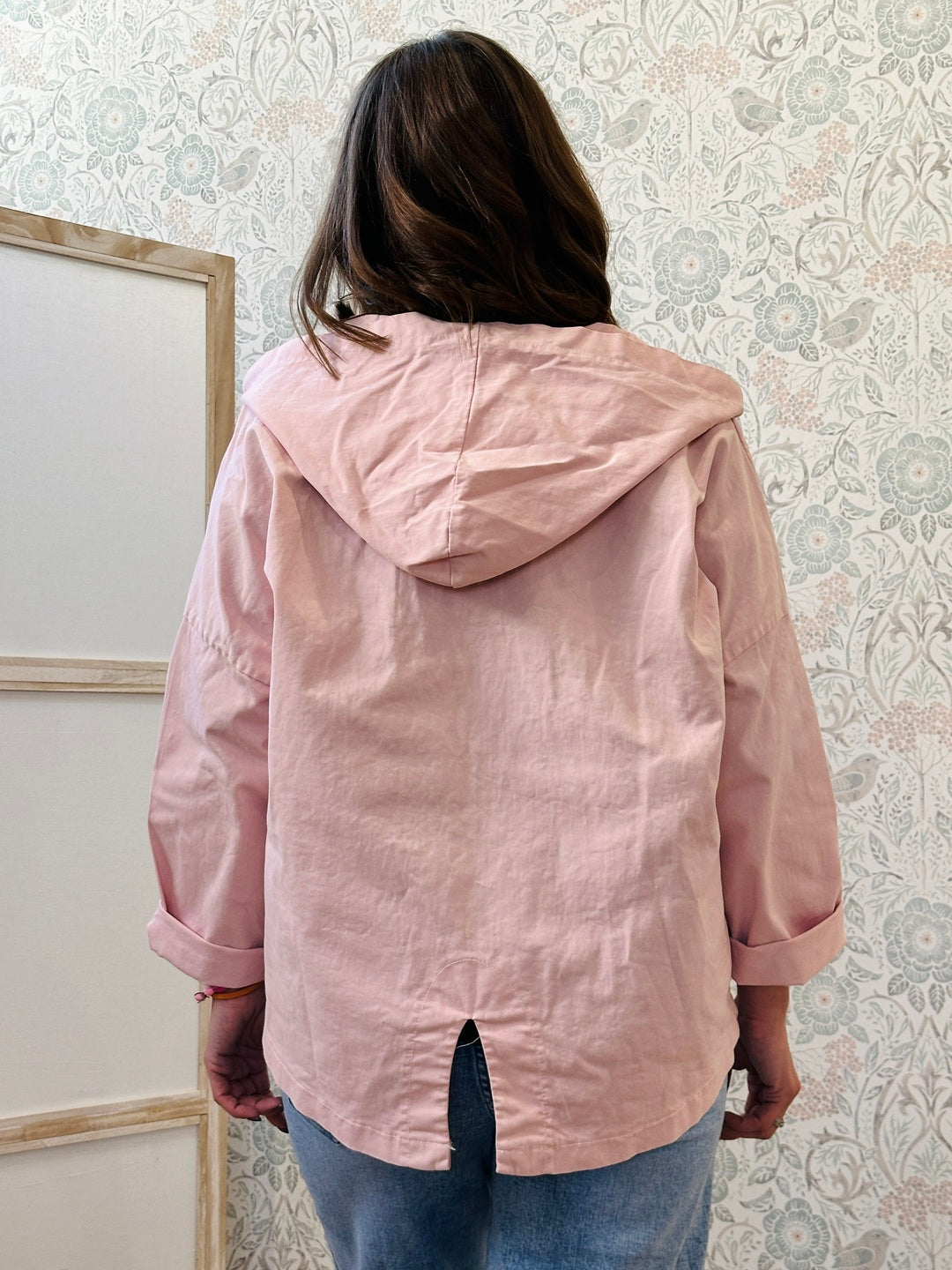Parka rosa leggero dotato di zip, tasconi e cappuccio.