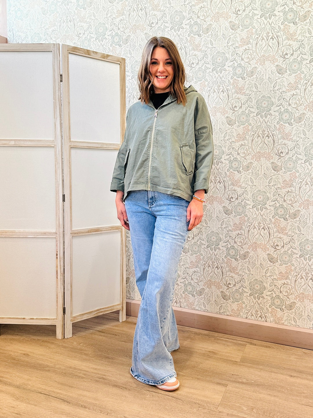 Giubbotto Parka leggero dotato di zip, tasconi e cappuccio.