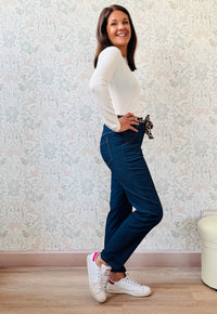 Jeans cinque tasche con elastico in vita e cintura in tessuto. Modello baggy: vestibilità larga e morbida, cavallo basso e vita regolare. Risvolto alla caviglia