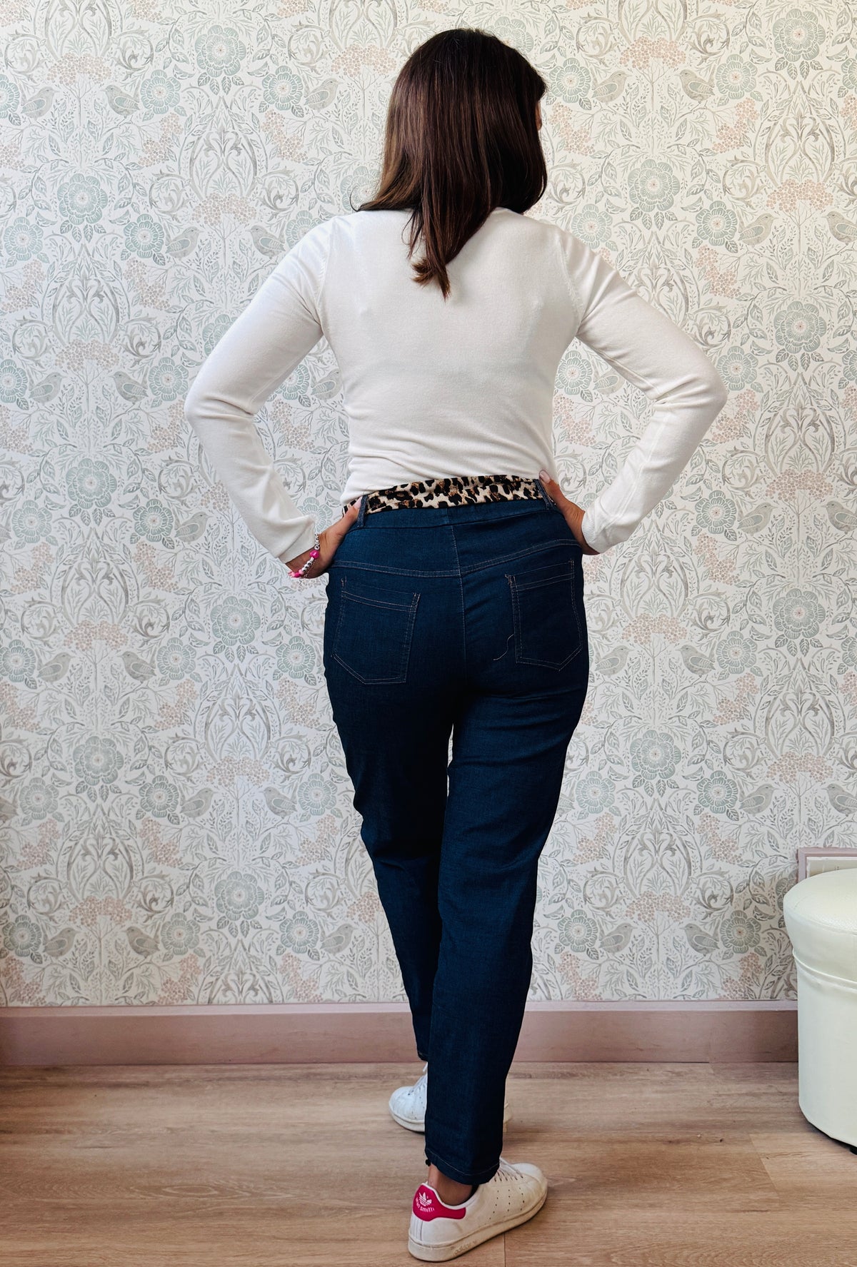 Jeans cinque tasche con elastico in vita e cintura in tessuto. Modello baggy: vestibilità larga e morbida, cavallo basso e vita regolare. Risvolto alla caviglia