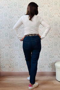 Jeans cinque tasche con elastico in vita e cintura in tessuto. Modello baggy: vestibilità larga e morbida, cavallo basso e vita regolare. Risvolto alla caviglia