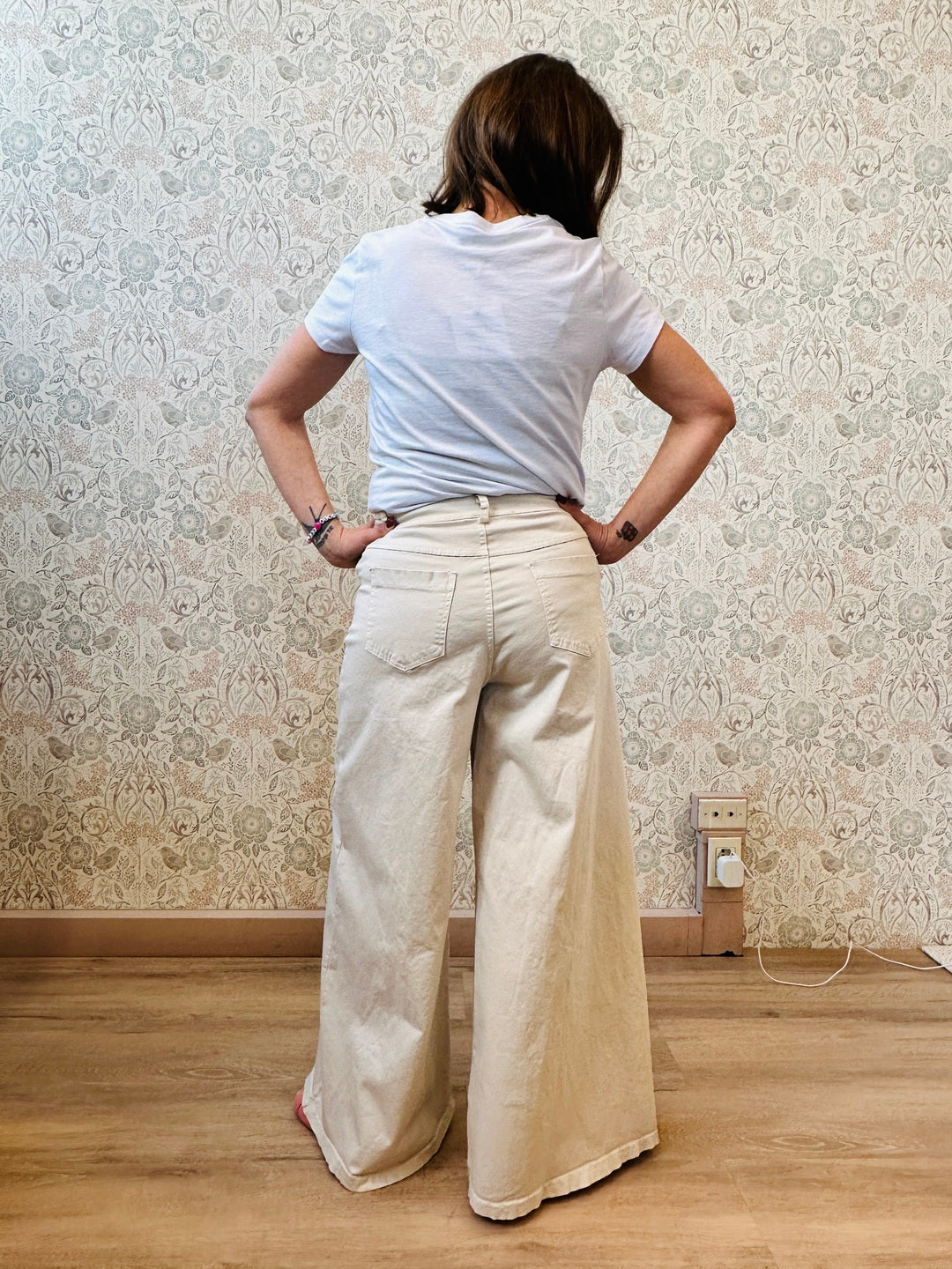 Jeans color crema, taglio pantagonna, vestibilità over.