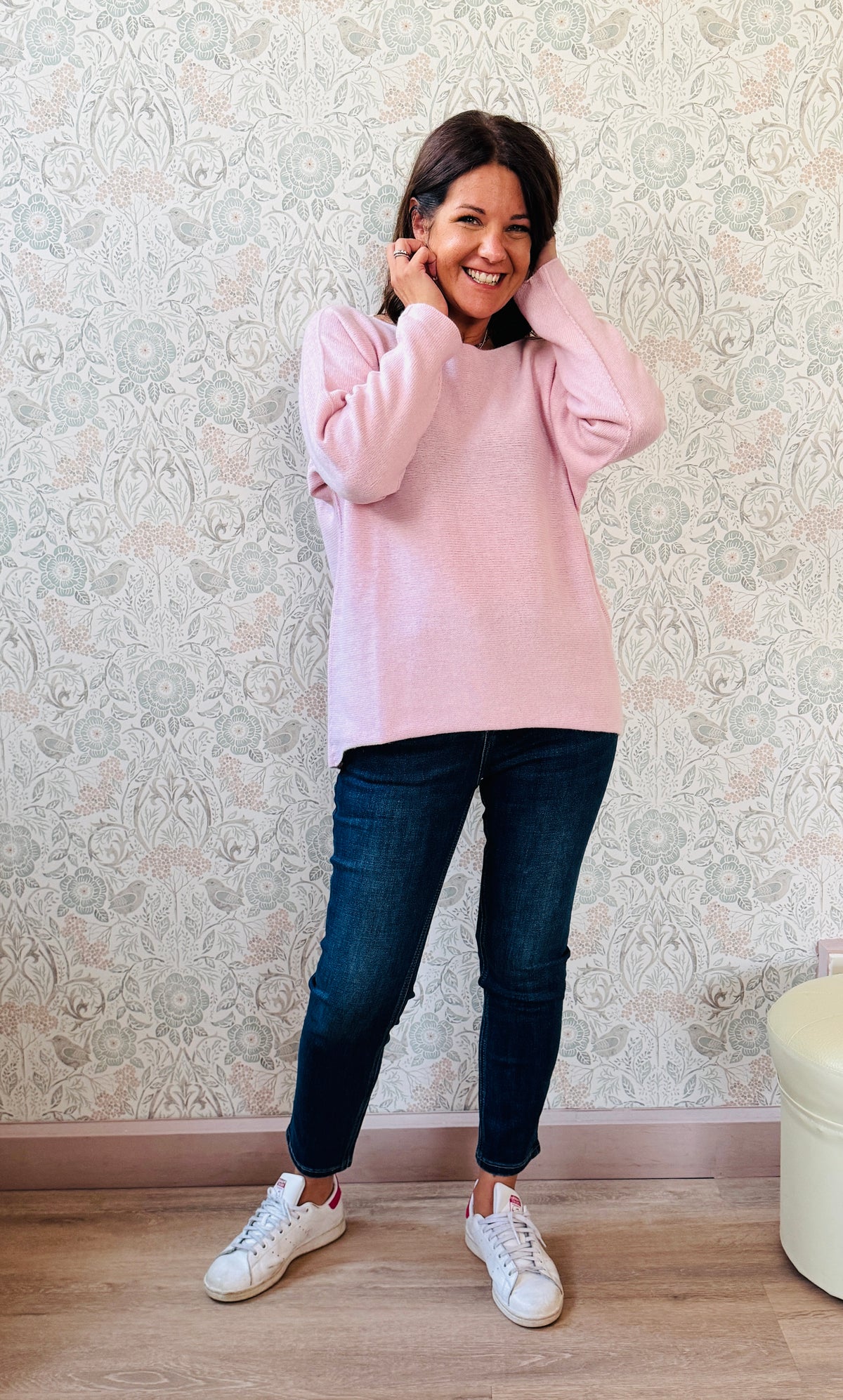 Maglione misto lana con scollo a barchetta e vestibilità morbida e ampia. Taglia unica consigliata fino alla 46/48. MISURE: GS 116 cm L fronte 60cm - retro 68cm