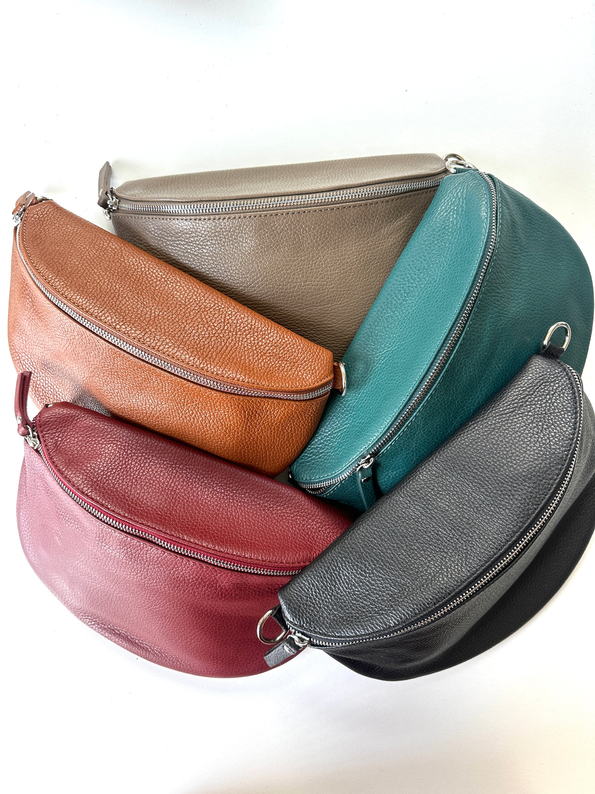 Marsupio tracolla realizzato in vera pelle, con fibbia regolabile e zip.