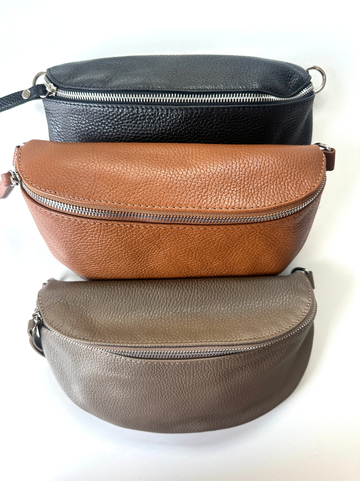 Marsupio tracolla realizzato in vera pelle, con fibbia regolabile e zip. Misure H15 L24 P7 Lavorazione artigianale italiana