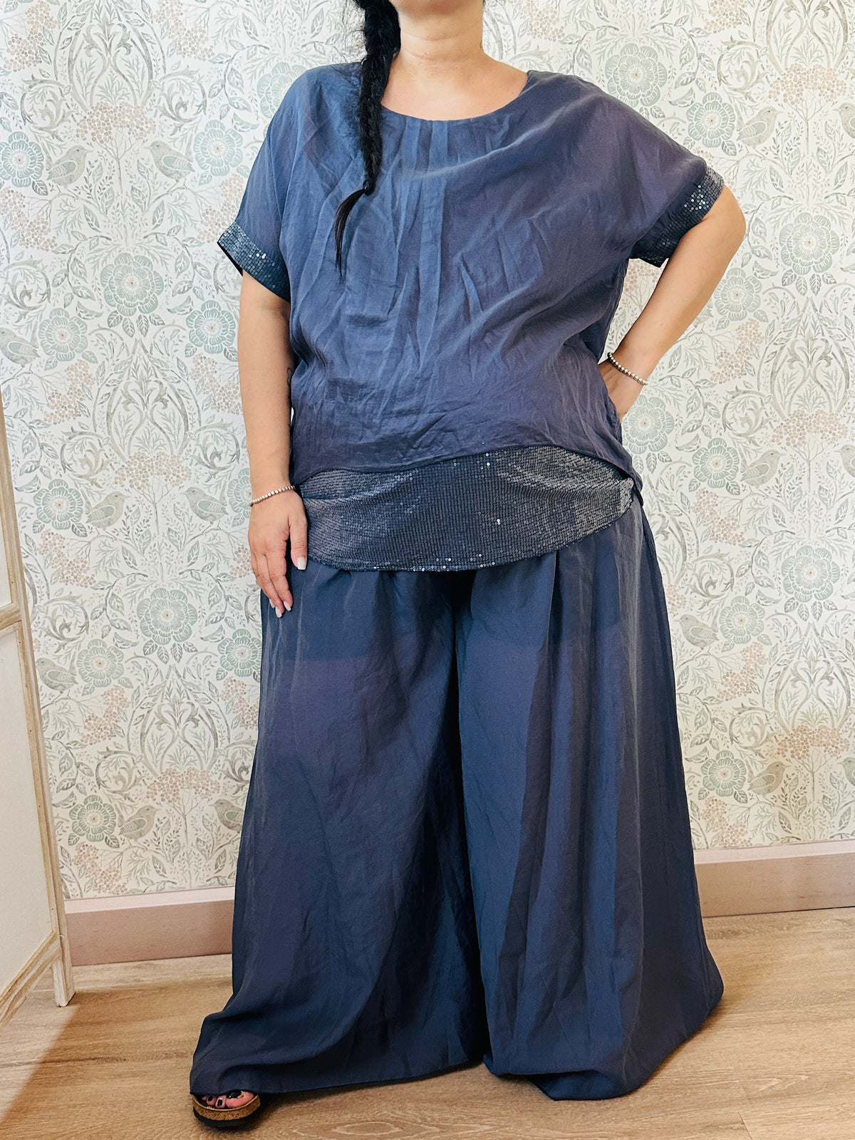 Pantagonna con elastico in vita e finta coulisse, tasche laterali e taglio palazzo. Pantaloncini interni in fresca viscosa.