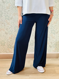 Pantaloni morbidi elasticizzati con banda ed elastico in vita.