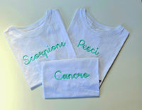 T-shirt basic con segno zodiacale ricamato