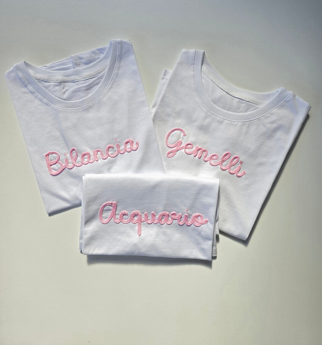 T-shirt basic con segno zodiacale ricamato