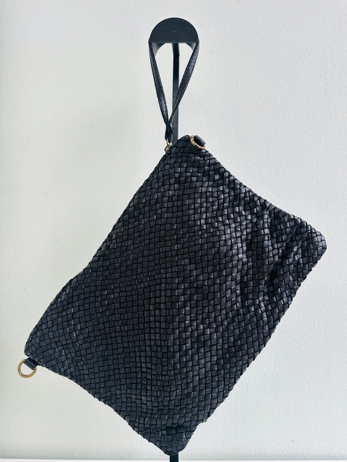 Borsa 100% pelle fiorentina. Borsa in pelle intrecciata con manico a mano e tracolla interna regolabile removibile Chiusura con cerniera e tasca interna.