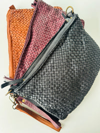 Borsa 100% pelle intrecciata con tracolla regolabile e removibile. Tasca interna con zip e tasca esterna sul retro con zip.