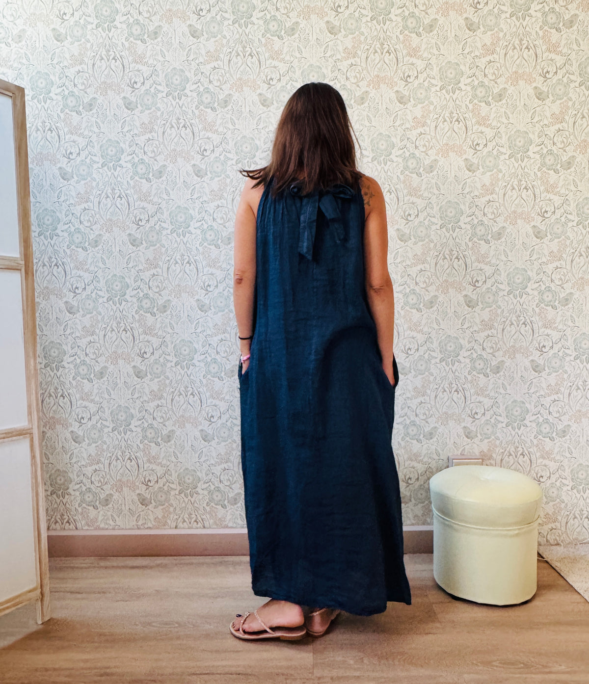 Abito 100% lino, lungo con scollo a V e chiusura con nastro elastico sul retro. Taglio leggermente svasato.
