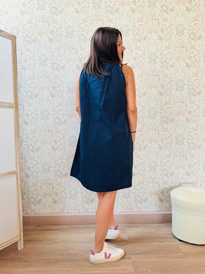 Abito corto con scollo tondo davanti e elastico sul retro. Taglio svasato e vestibilità morbida.