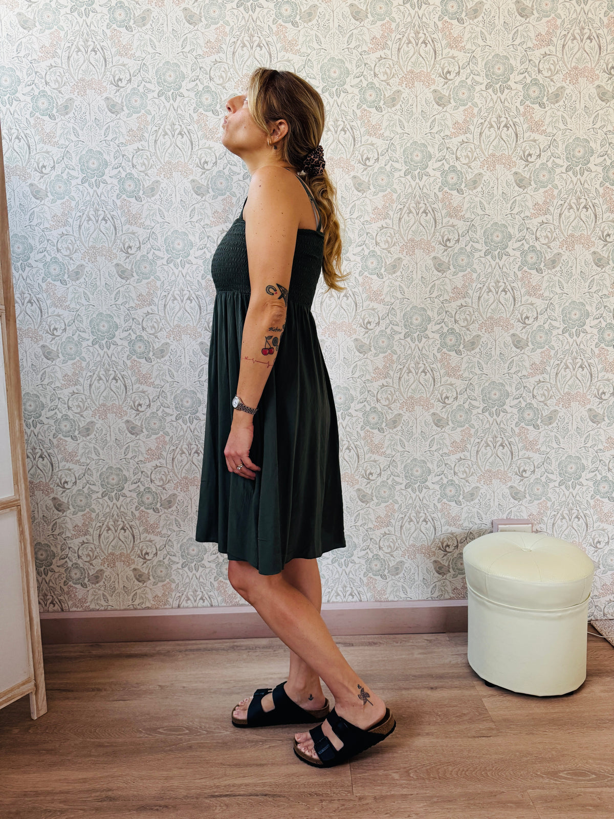 Abito corto con smock e spalline sottili. 