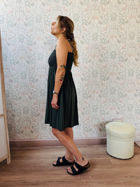 Abito corto con smock e spalline sottili. 