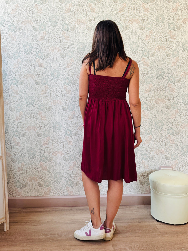 Abito corto con smock e spalline sottili. 