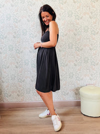 Abito corto con smock e spalline sottili. 