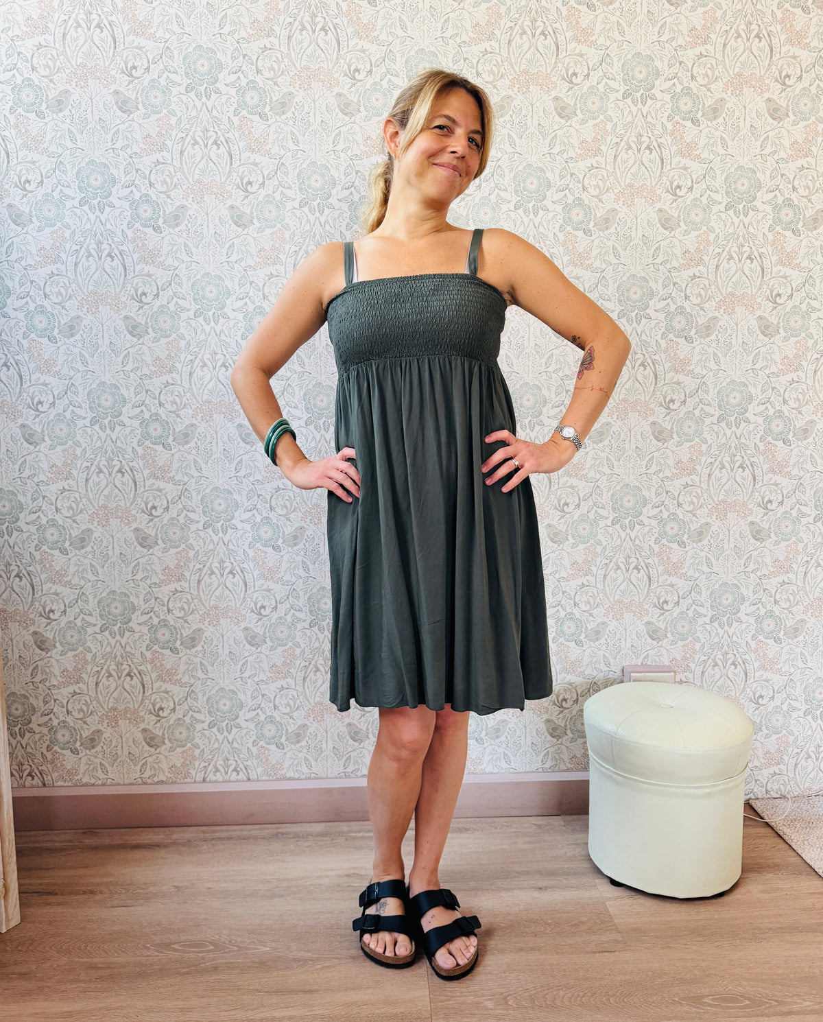 Abito corto con smock e spalline sottili. 