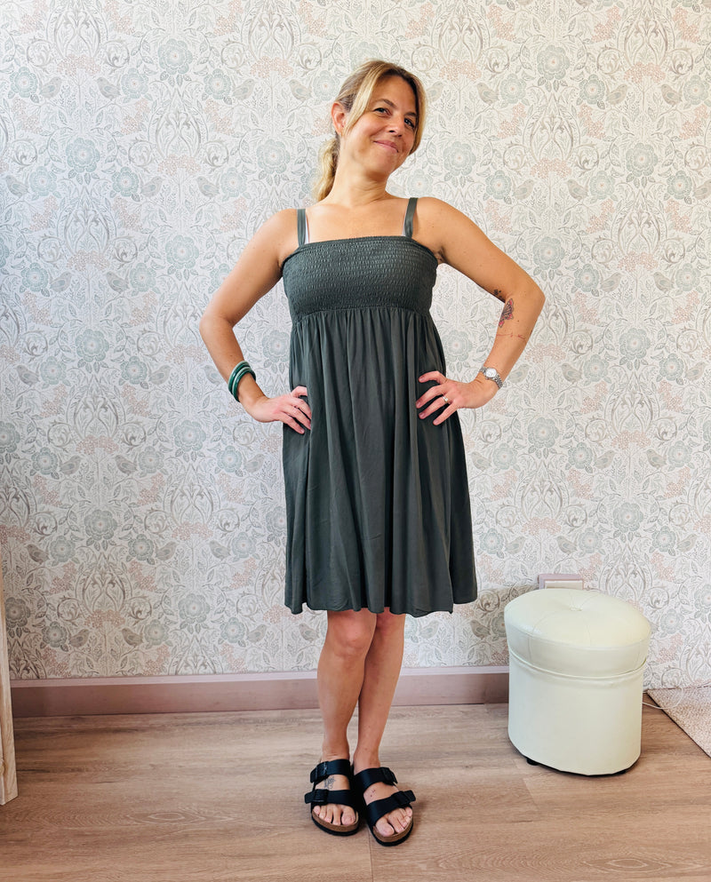 Abito corto con smock e spalline sottili. 